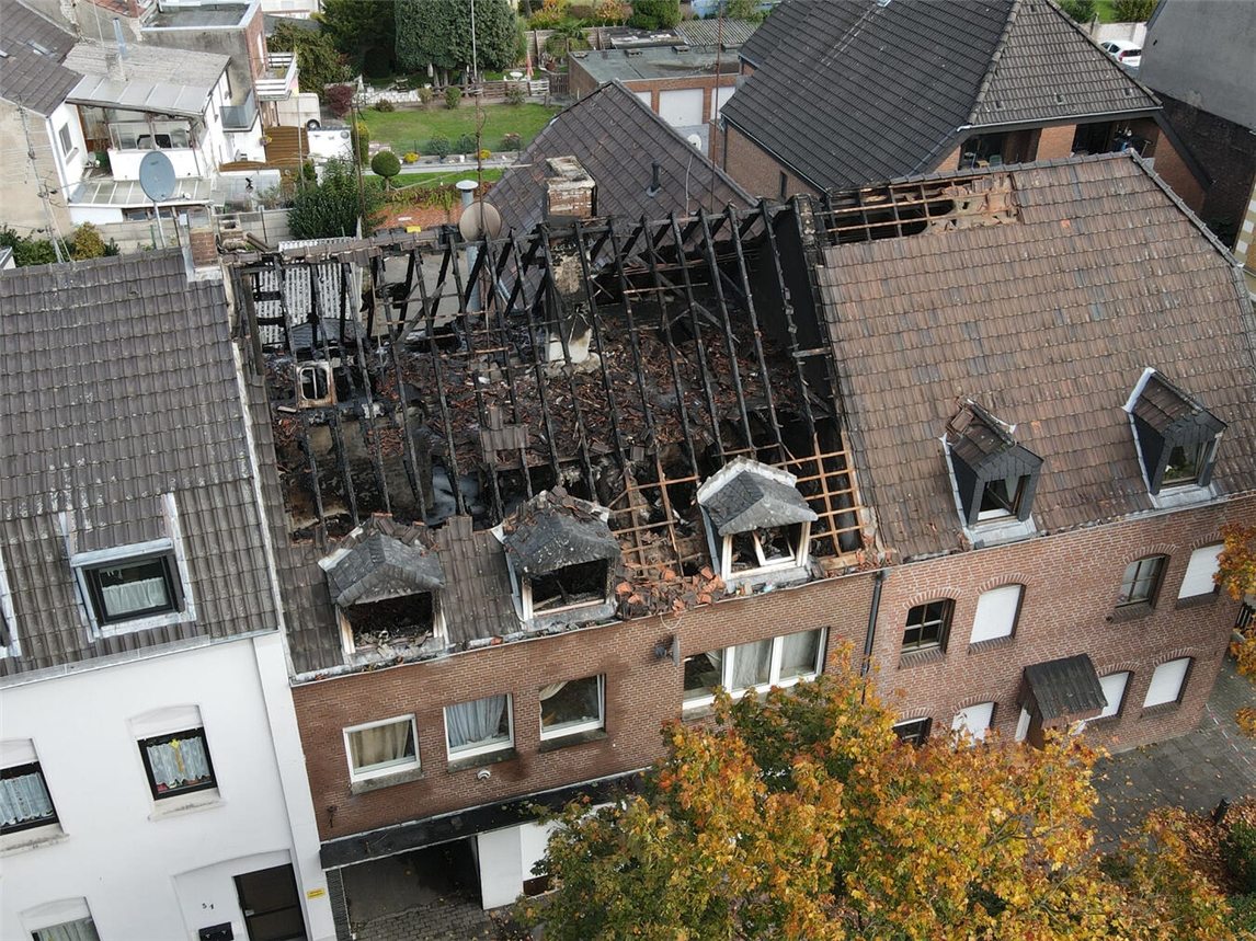 Die Einsatzstelle am Tag nach dem Brand. Foto: Torsten Matenaers
