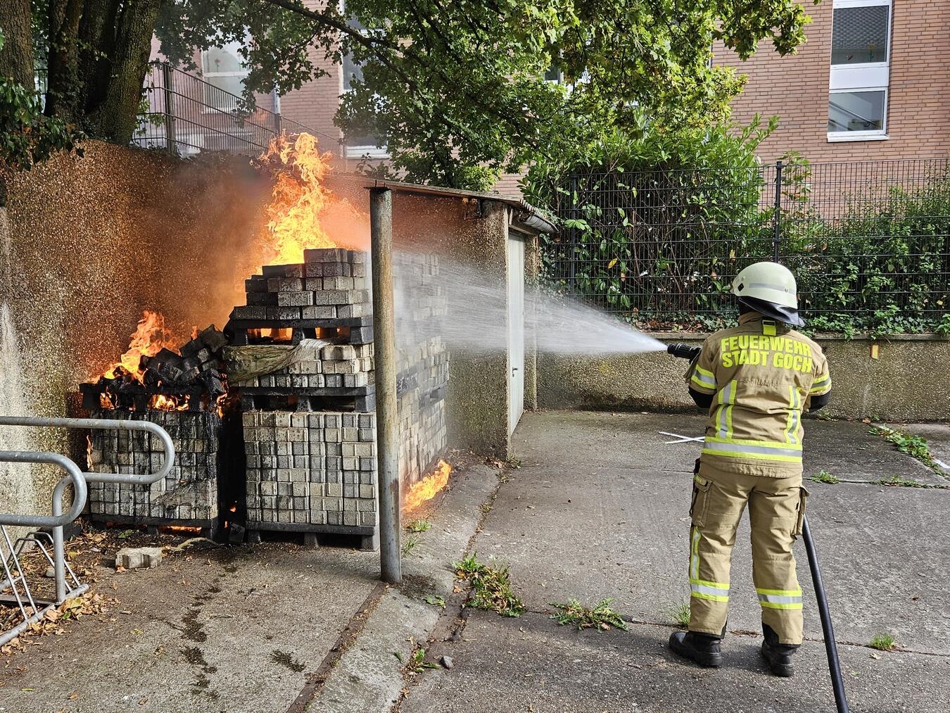 "Einsatzstelle in Jakobstraße, Feuerwehr vor Ort, Rettungseinsatz, Foto von Dennis Fleuren"