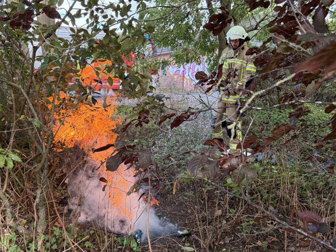 "Einsatzstelle Gartenstraße Nierswelle mit Rettungsfahrzeugen und Einsatzkräften, Foto von Torsten Matenaers"