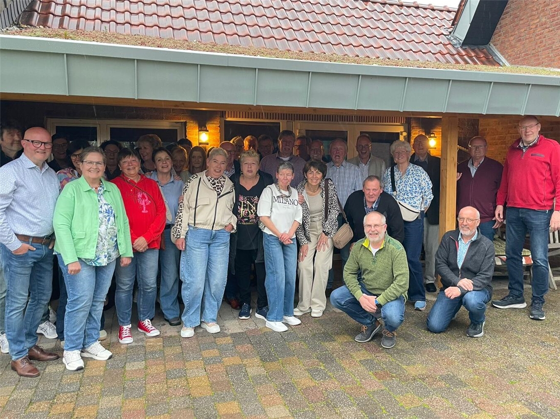 "Ehemalige Schüler der Reeser Hauptschule beim Klassentreffen, Gruppenfoto im Freien"