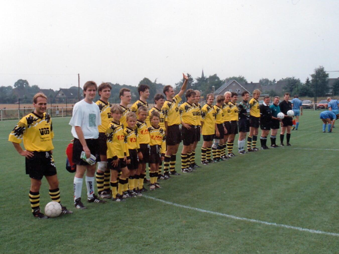 Die Einweihung des neuen Rasenplatzes konnte der SV Veert im Jahr 1984 feiern. 2018 wurde der neue Kunstrasenplatz eröffnet. Fotos: privat
