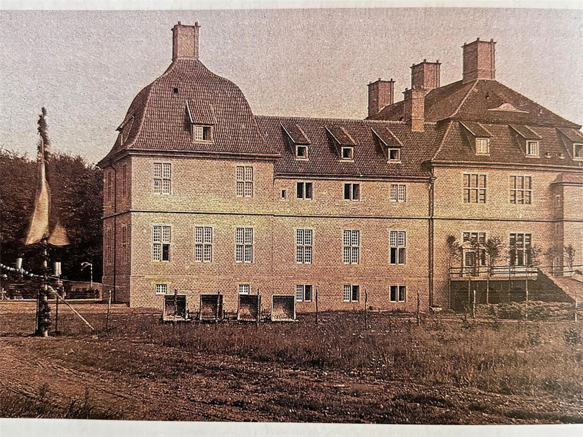 "Einweihung Schloss Kalbeck 1909, historische Aufnahme, festlich gekleidete Gäste, Grünes Familienalbum"