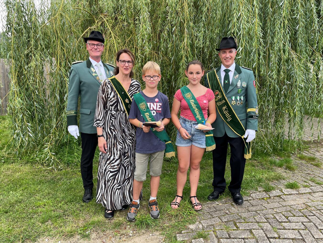Die elfjährige Pauline Arntzen und den achtjährigen Hannes te Wildt holten im vergangenen Jahr die Kinderkönigswürde in Elten. Foto: privat