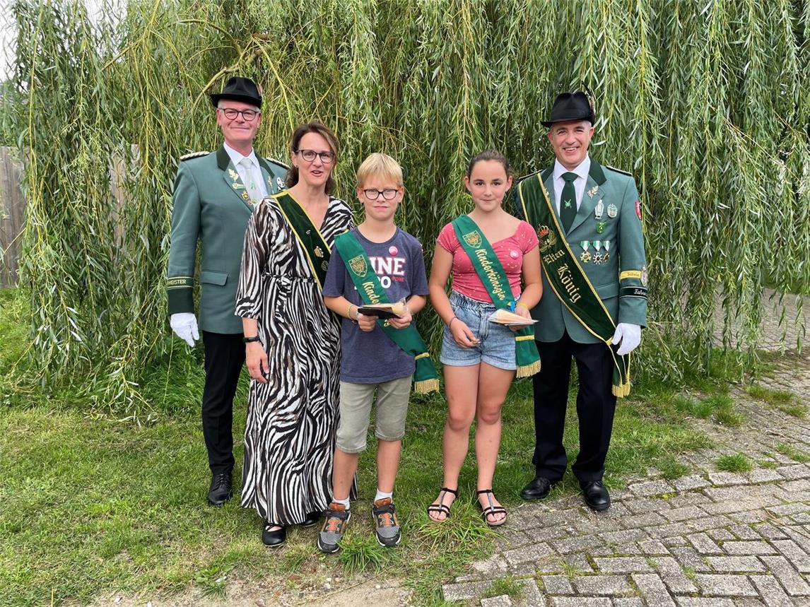 Die elfjährige Pauline Arntzen und den achtjährigen Hannes te Wildt holten im vergangenen Jahr die Kinderkönigswürde in Elten. Foto: privat