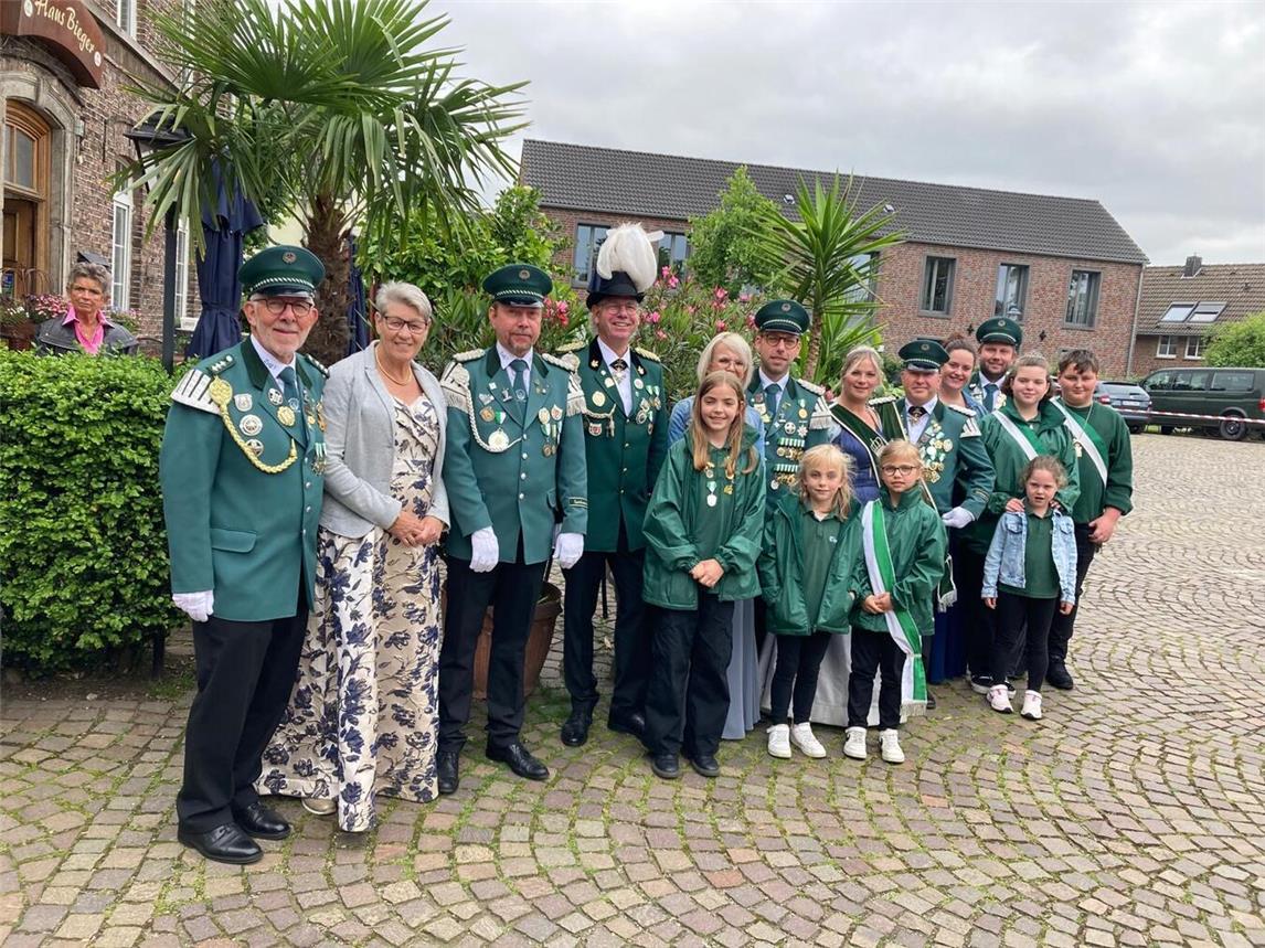 Die Emmericher Delegation auf dem Landesbezirksschützenfest im Kloster Kamp. Foto: privat