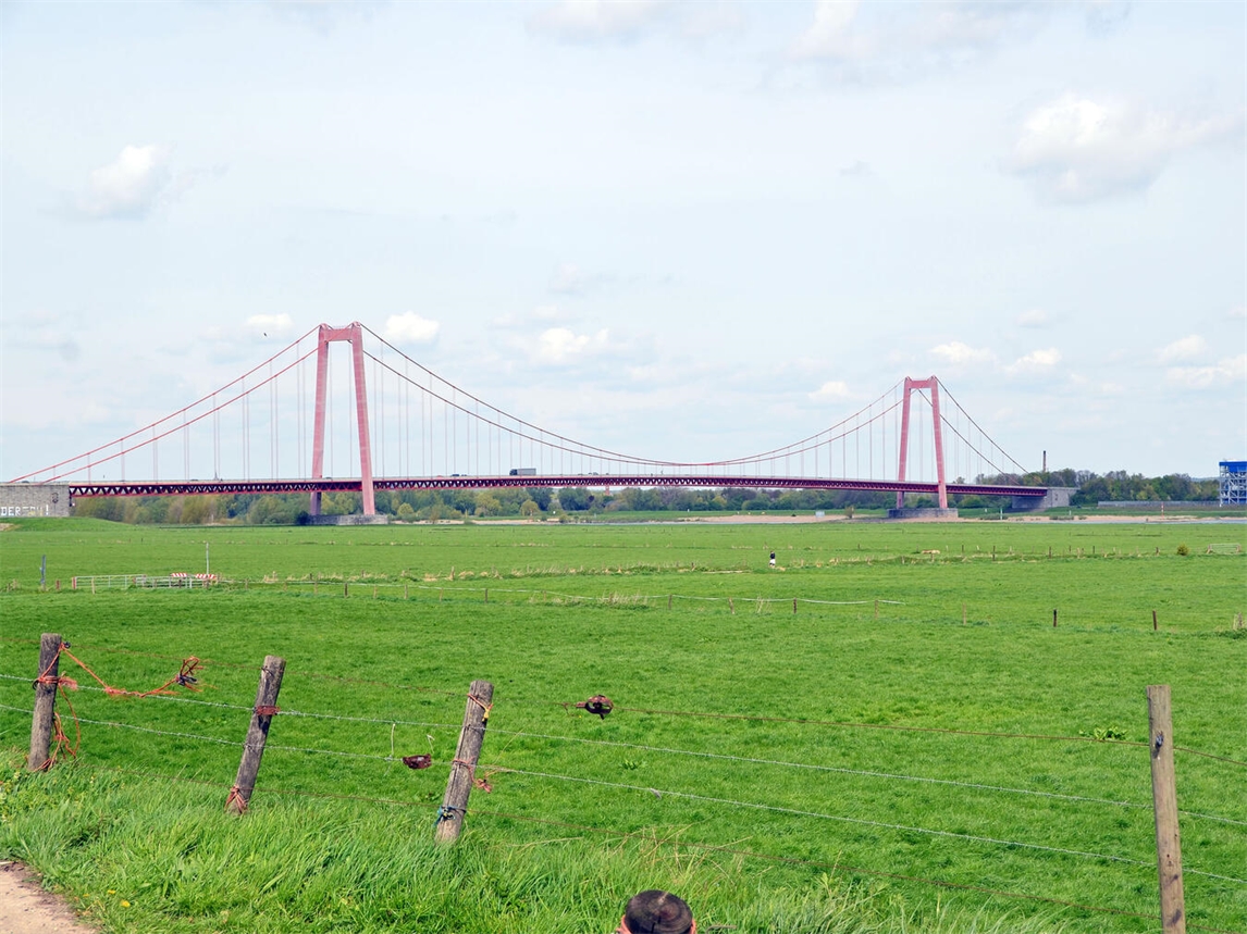"Emmericher Rheinbrücke bei Sonnenuntergang, kommende Wochenendsperrung wegen Bauarbeiten"