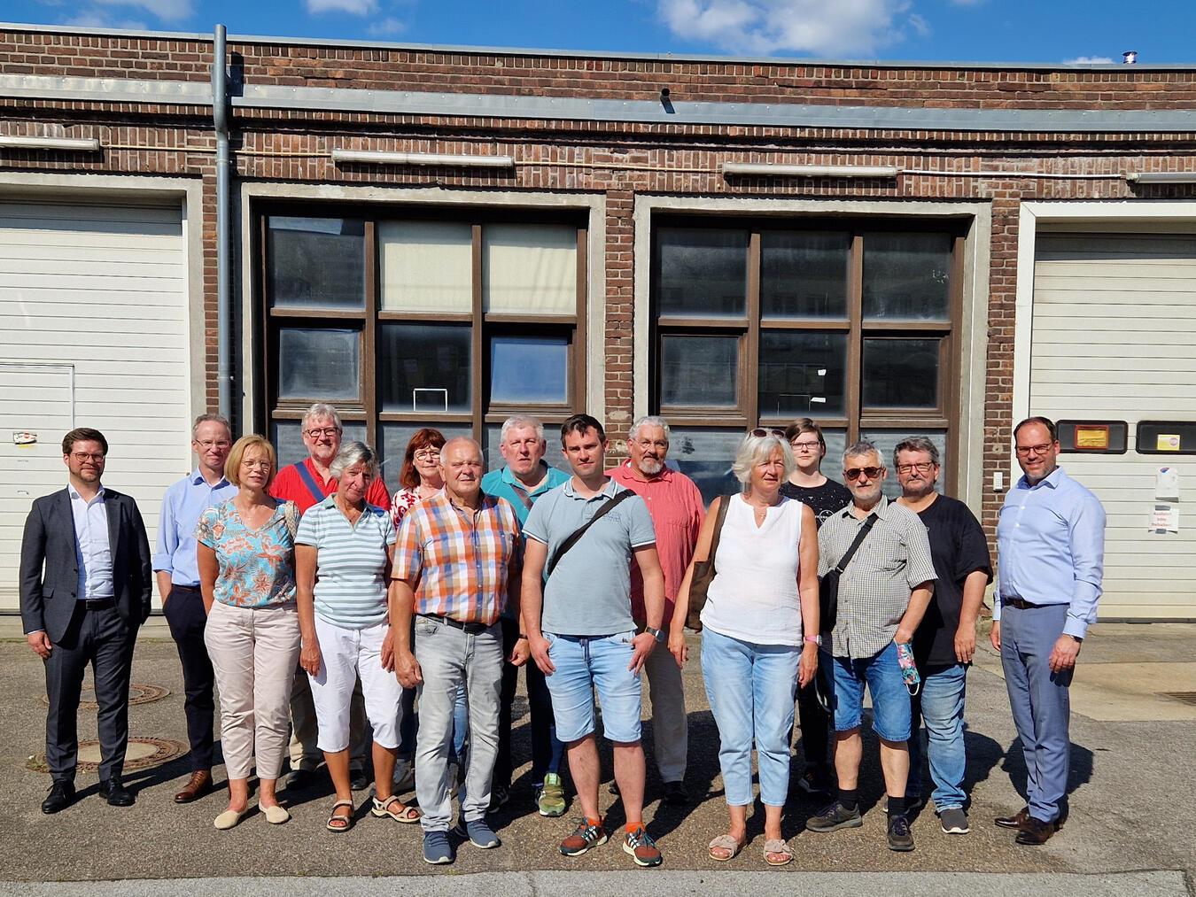 Die Emmericher SPD-Fraktion hat sich die alte Fahrzeughalle der Post angesehen. Foto: SPD
