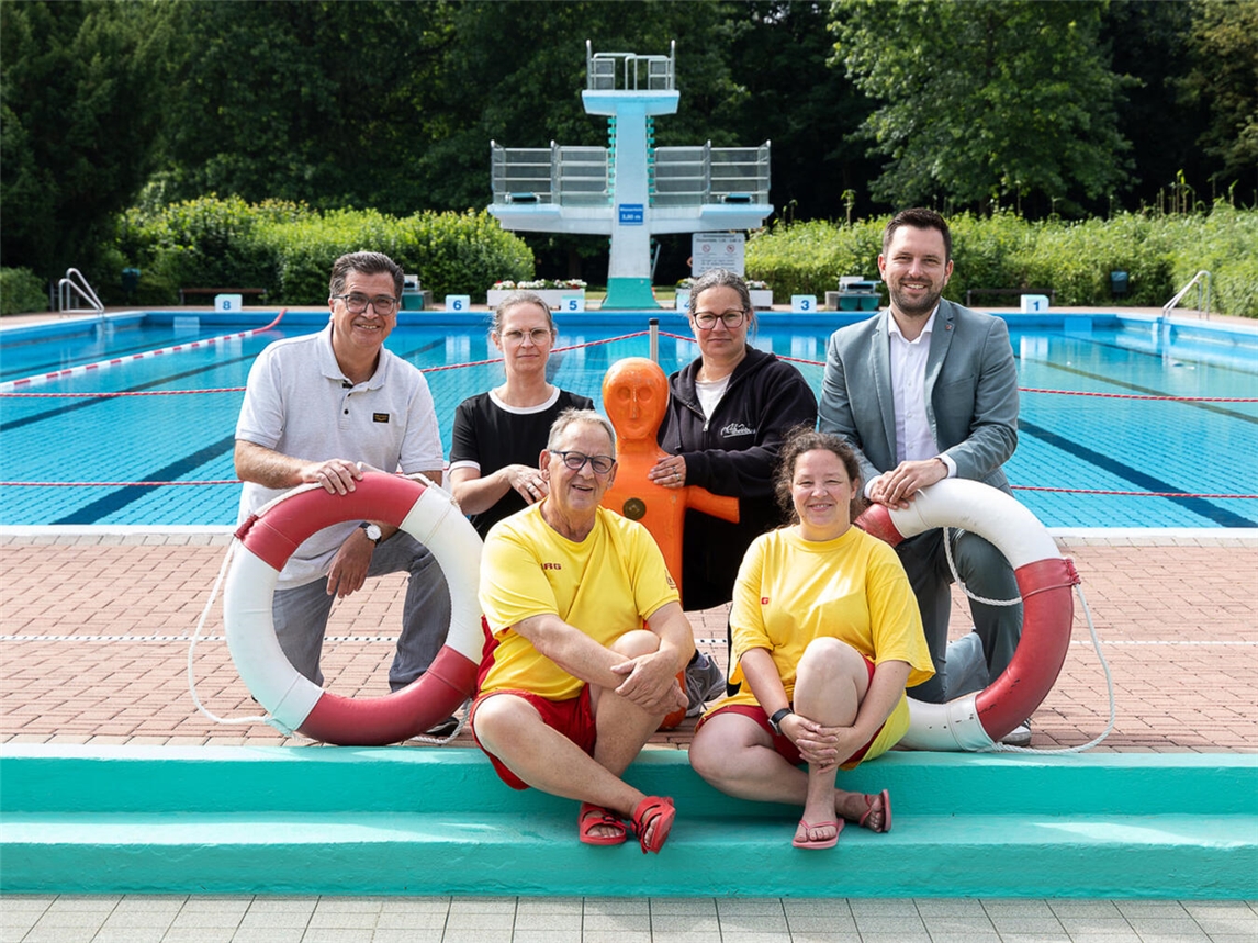 Die enge Zusammenarbeit mit der DLRG Ortsgruppe Rheinberg ermöglicht das Betreiben des Underberg-Freibades. Foto: Peter Meulmann