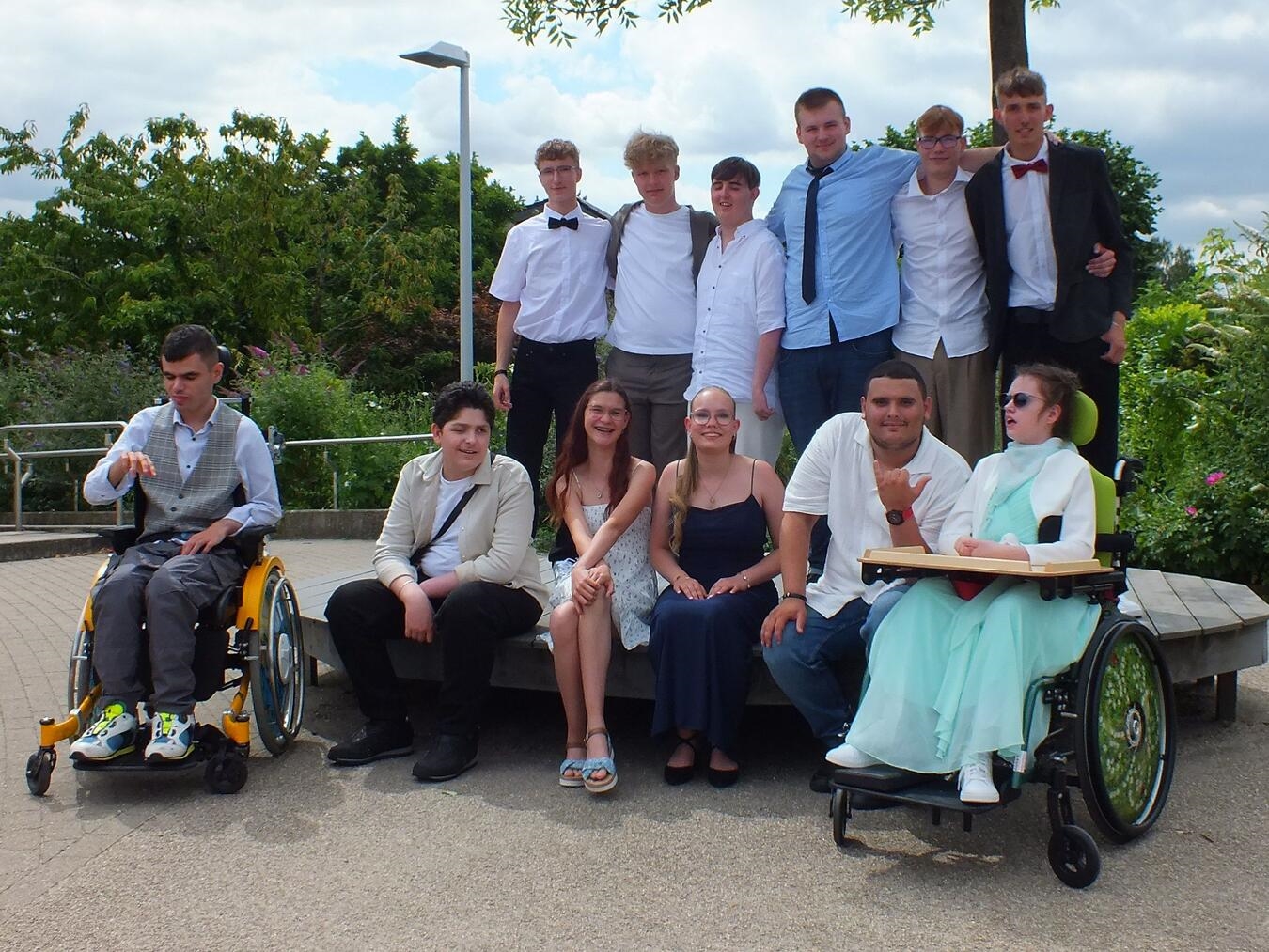 "Abschlussklasse der LVR-Dietrich-Bonhoeffer-Schule lächelnd in Gruppenfoto, Abschlussfeier 2023"