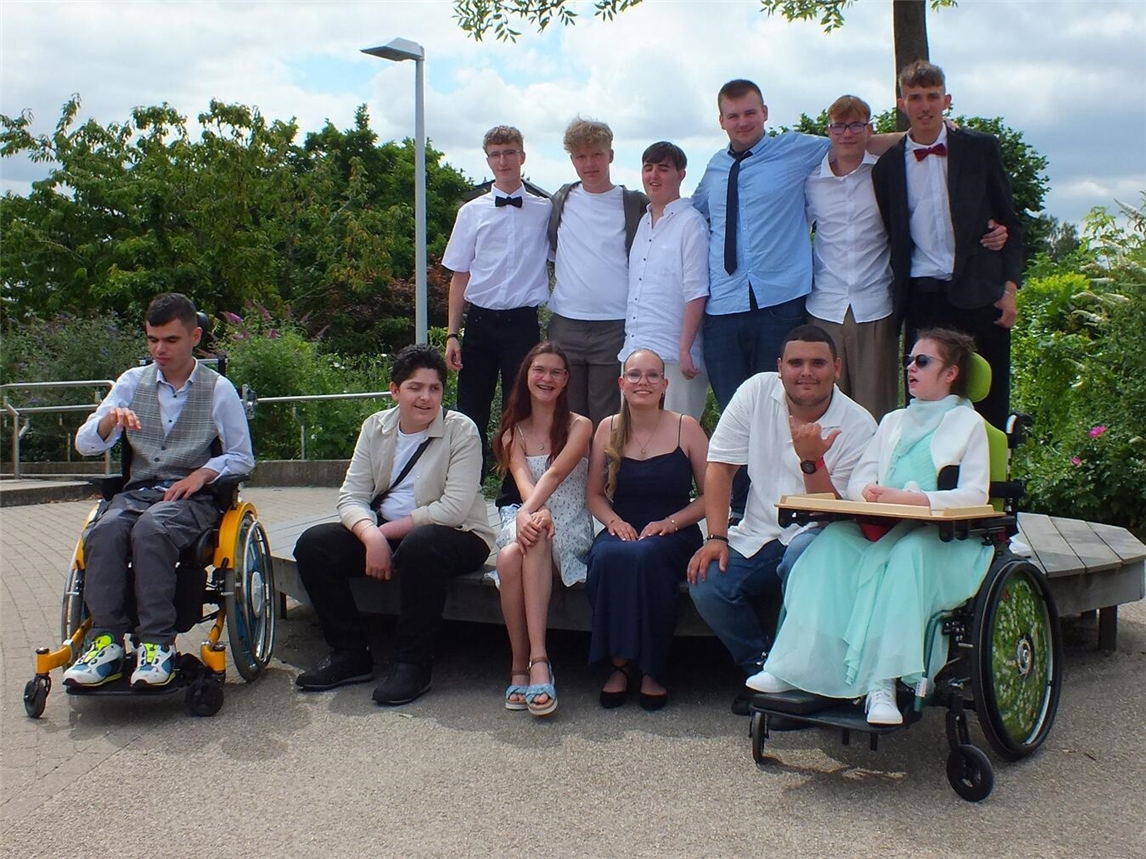 "Abschlussklasse der LVR-Dietrich-Bonhoeffer-Schule lächelnd in Gruppenfoto, Abschlussfeier 2023"