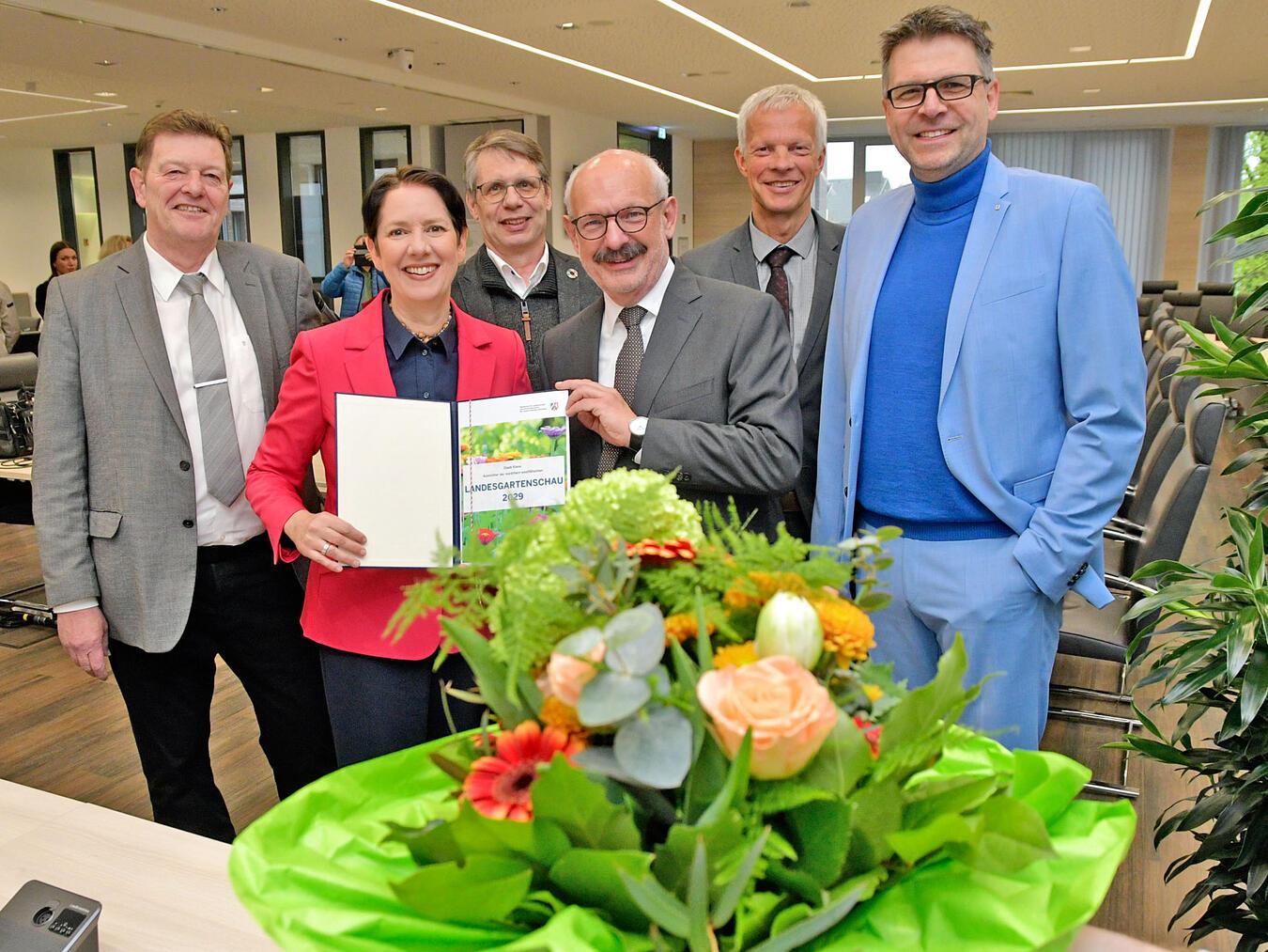 Die Entscheidung steht: Ministerin Silke Gorißen (2. v. l.) verkündet, sehr zur Freude von Bürgermeister Wolfgang Gebing (3. v. r.), dass die Landesgartenschau 2029 nach Kleve kommt. NN-Foto: Rüdiger Dehnen