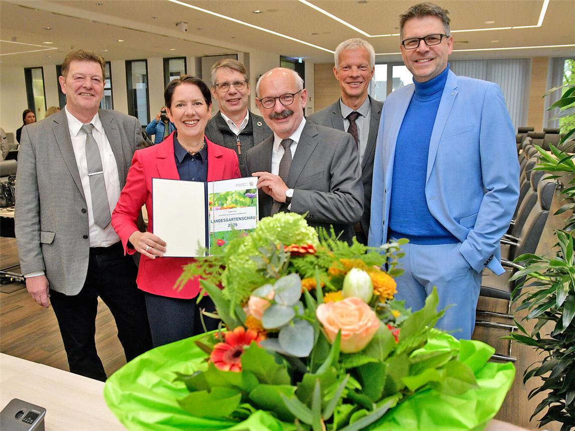 Die Entscheidung steht: Ministerin Silke Gorißen (2. v. l.) verkündet, sehr zur Freude von Bürgermeister Wolfgang Gebing (3. v. r.), dass die Landesgartenschau 2029 nach Kleve kommt. NN-Foto: Rüdiger Dehnen