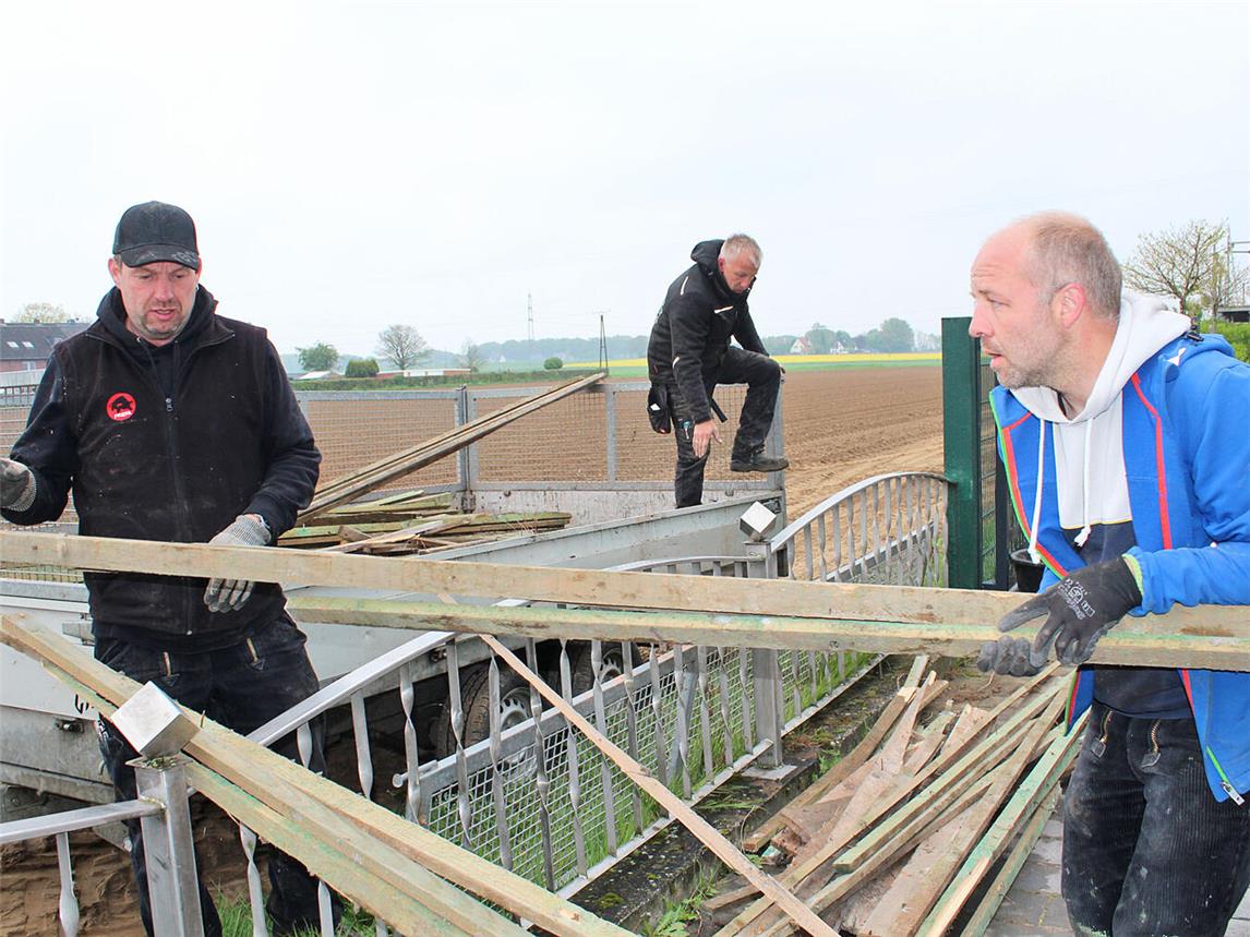 Die Entsorgung alter Bauteile gehört auch zum Job: Markus Henkel (l.) und seine Mitarbeiter beladen einen Anhänger mit Holzlatten. NN-Fotos: Thomas Langer 