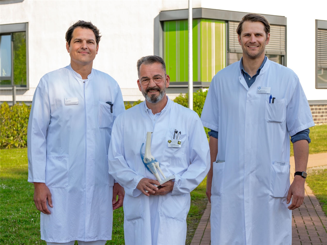 "Erfahrene Fachärzte beraten Patienten in neuer Knie-Sprechstunde, Dr. Ezra Böhm, Christian Philipps, Drs. Leonard Föhr."