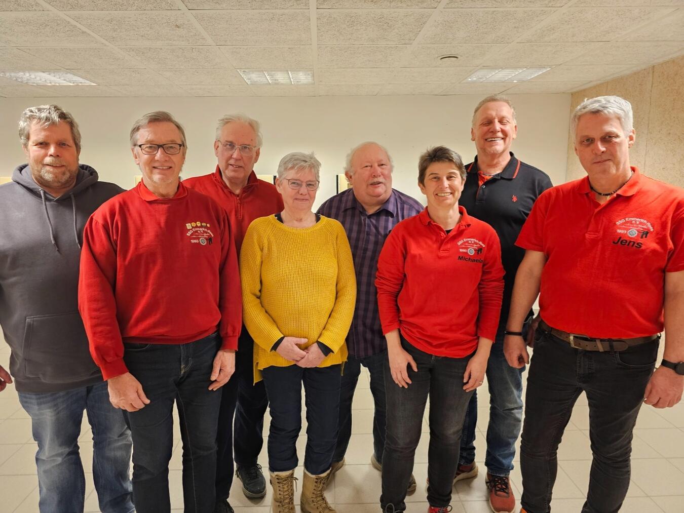 Die erfolgreiche Mannschaft: (v. l.) Jürgen Heimann, Karl-Heinz Flagge, Willi Furtmann, Jannie Hoekstra, Mannschaftsführer Johannes Kortenhorn, Michaela Bott, Heiner Hülkenberg, Jens van de Mötter (es fehlen: Gisela Saliger, Achim Neerincx und Armin van de Mötter). Foto: privat