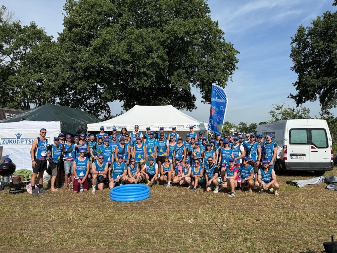 Die erfolgreiche Pfandsammelaktion von Zukunftsmusik erreichte 2025 einen neuen Höhepunkt: Mit über 60 ehrenamtlichen Helfern, die auf den Campingplätzen unterwegs waren, sammelte der gemeinnützige Verein rund 523.000 Pfanddosen und -flaschen als Spenden.Foto: Zukunftsmusik e.V.