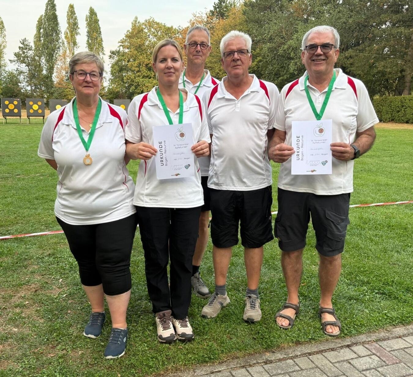 "Erfolgreiche Bogenschützen Rot Weiß Geldern 1979 bei Siegerehrung, Teamfoto"