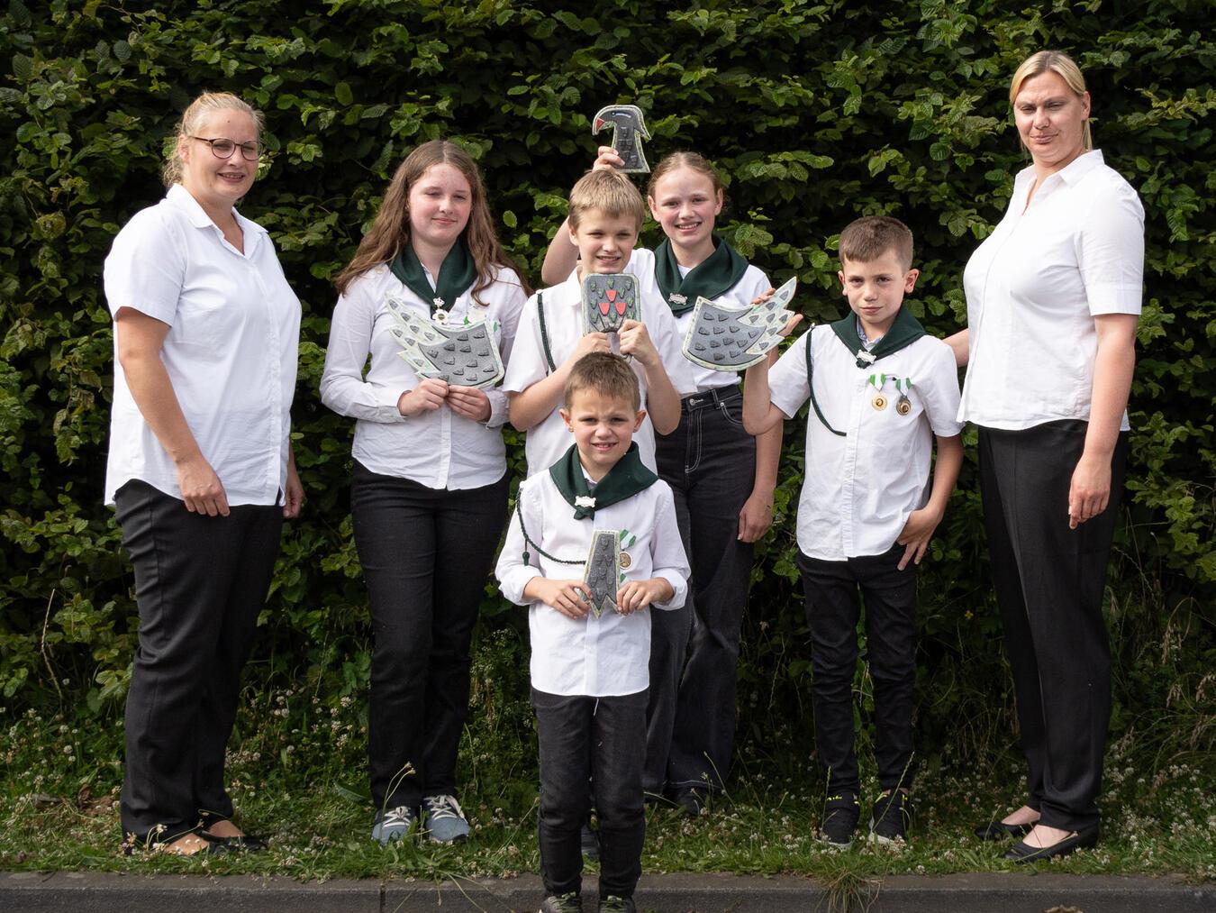 Die erfolgreichen Jungschützen mit ihren Trophäen. Foto: BSV 1952 Kellen