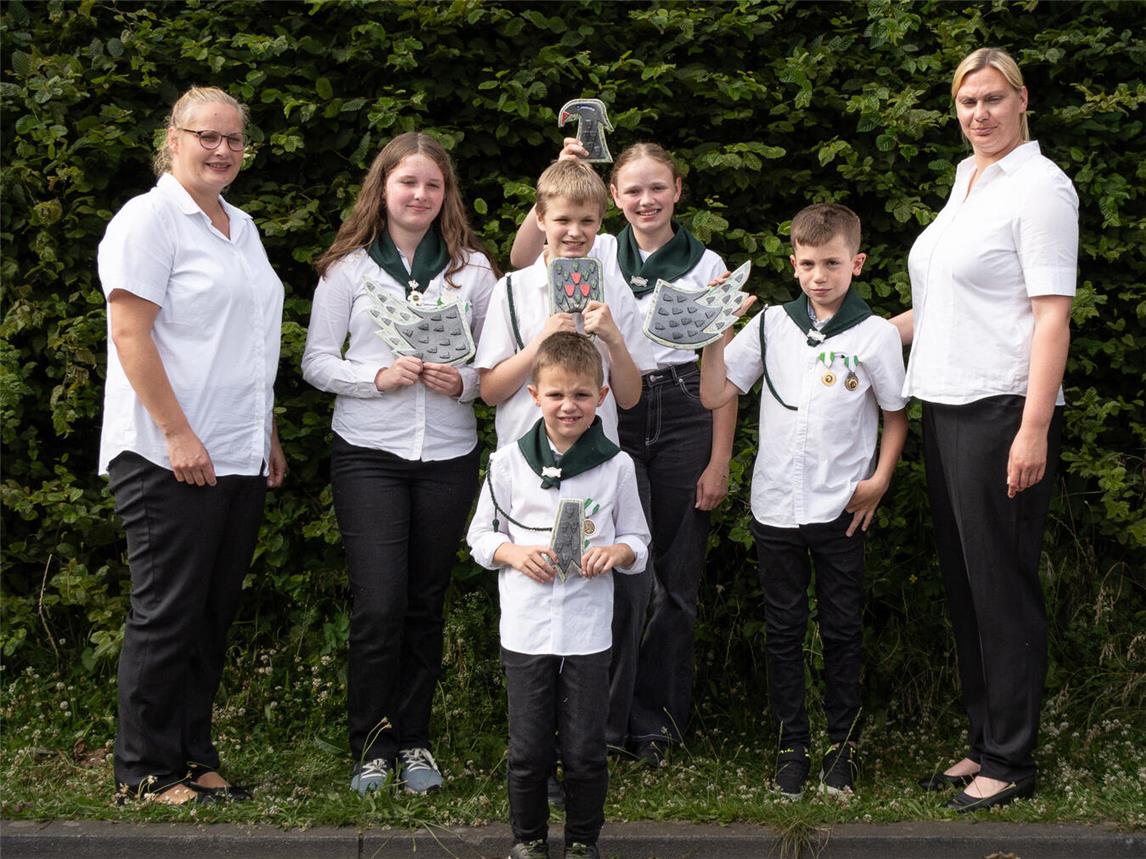 Die erfolgreichen Jungschützen mit ihren Trophäen. Foto: BSV 1952 Kellen
