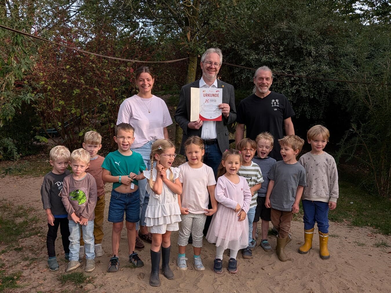"Erfolgreiche Läufer beim Gänseblümchen-Lauf in Wachtendonk, Gruppenfoto, sportlicher Erfolg"