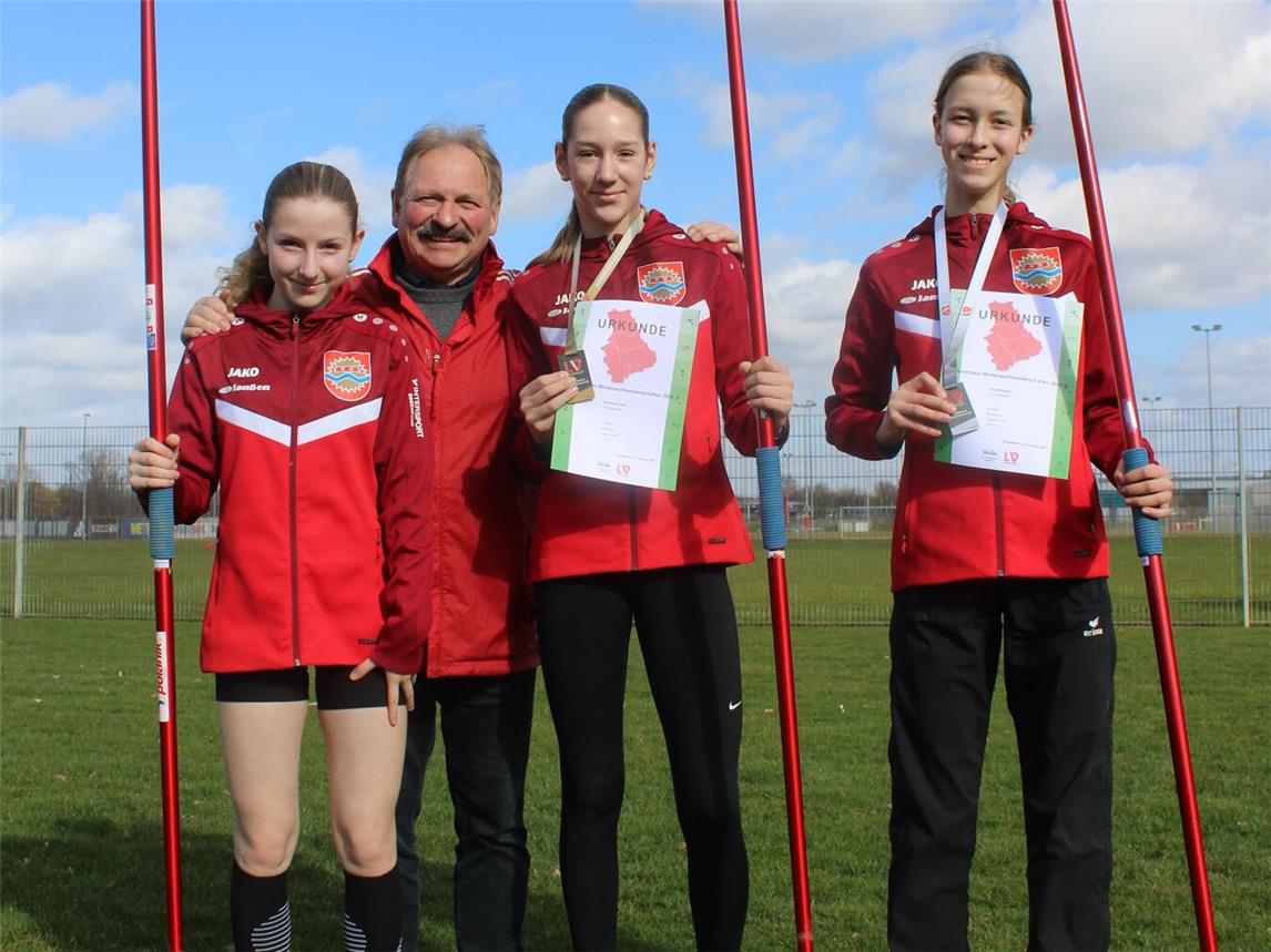 Die erfolgreichen Leichtathletinnen mit Trainer Werner Riedel. Foto: SV Sonsbeck