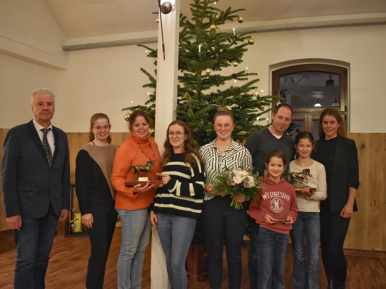Die erfolgreichen Reiter erhielten ebenfalls eine Würdigung. Foto: privat