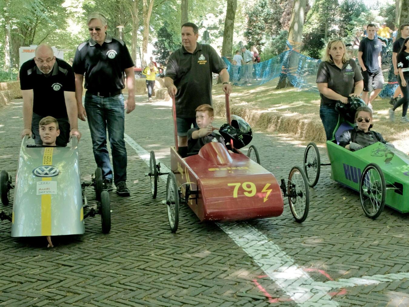 Die erfolgreichen Rennkisten werden zur Siegerehrung geschoben. Fotos (4): privat