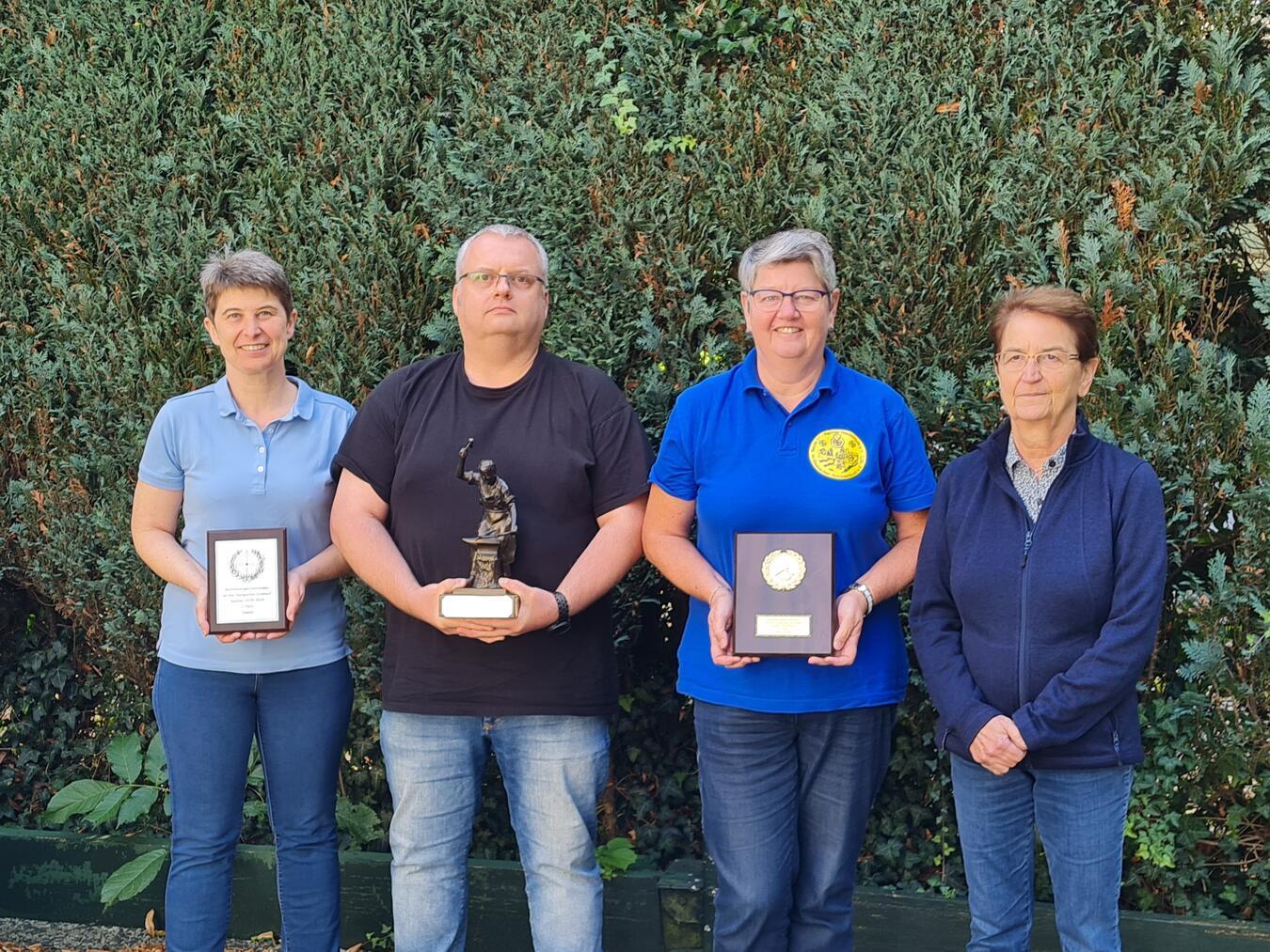 „Bezirk 1“ gewinnt den Bergischen Schmied Die erfolgreichen Schützen (v.l.): Michaela Bott, Frank Wenders, Gisela Saliger und Barbara Krebs. Foto: SSG Emmerich-Rees