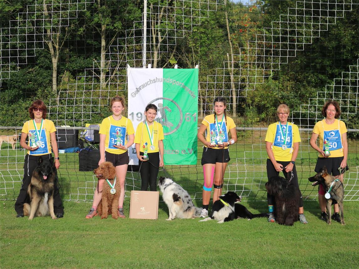 Die erfolgreichen Starter des Hndesportverein GHSV Weeze: Kathrin Knauf aus Uedem mit Tervueren Gunny, Edda Maas mit Großpudel Amadeus aus Goch, Grete Laurenzen mit Aussie Noura aus Goch, Antonia Wallner mit Border Sonic aus Goch, Cordula Thieme aus Goch mit Wäller-Hündin Mina, Heike Christ aus Rees mit Kurzhaar-Schäferhündin Hedi. Foto: GHSV Weeze/privat
