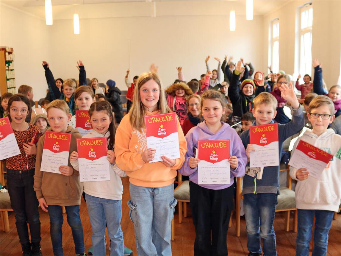 Die erfolgreichen Vorleser werden von ihren Klassenkameradengebührend gefeiert! NN-Foto: CDS
