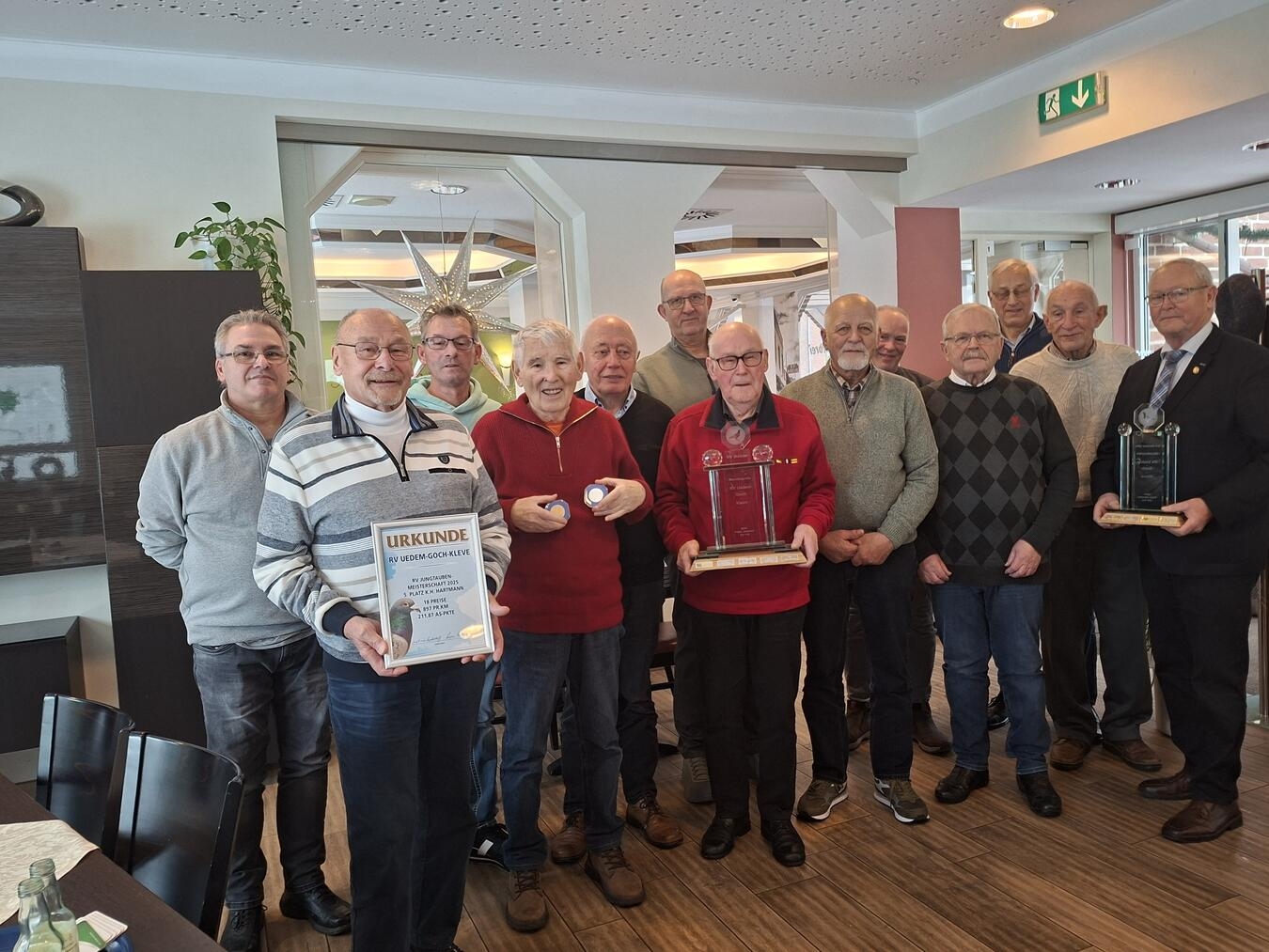 Die erfolgreichen Züchter wurden mit Pokalen und Urkunden belohnt. Foto: privat