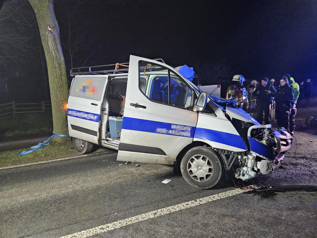 Schwerer Unfall auf der Keekener Straße Die Ermittlungen der Polizei zum Unfallhergang dauern noch an. Foto: Feuerwehr Kleve