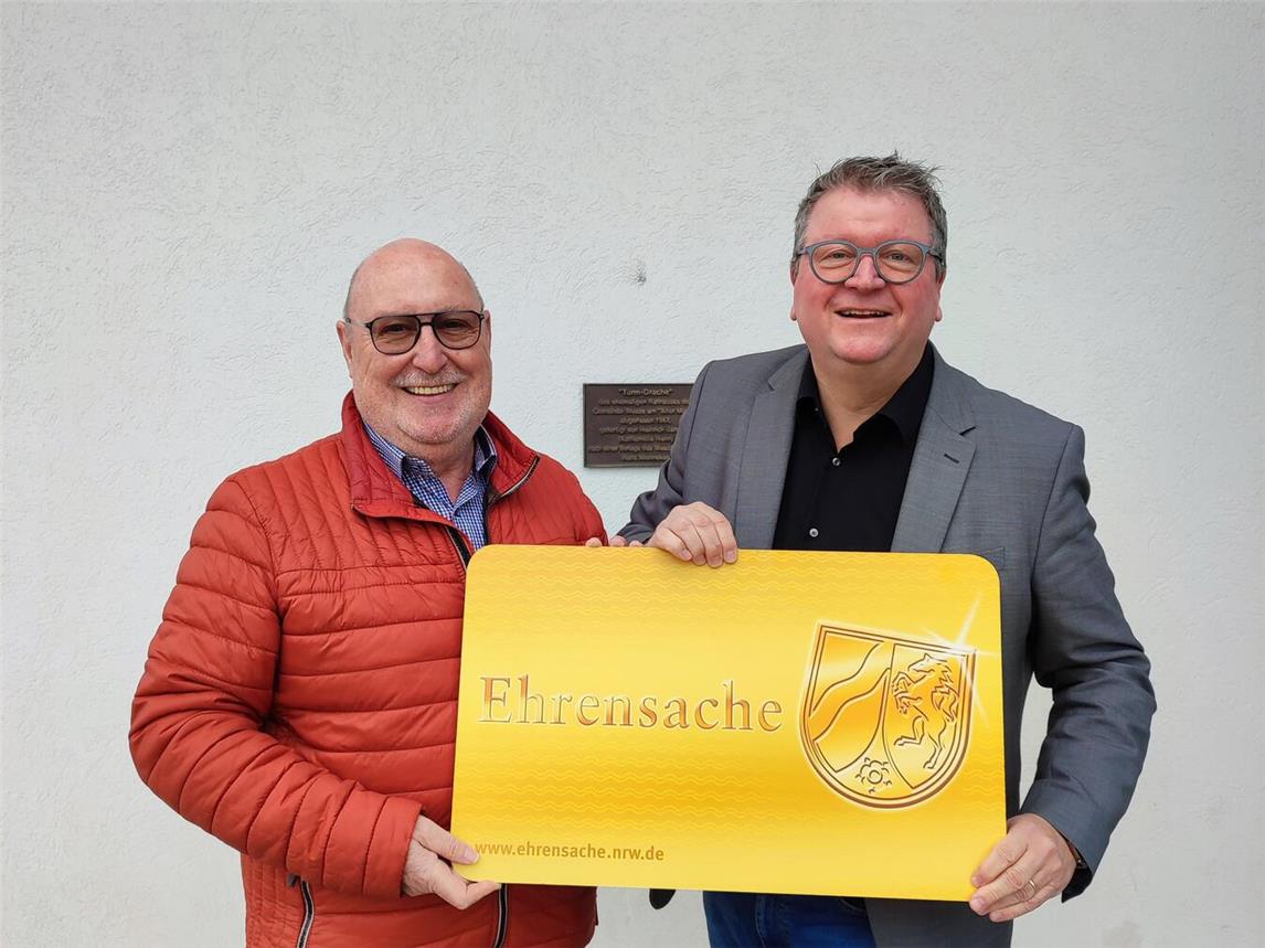 Die erste Ehrenamtskarte überreichte Bürgermeister Koenen (r.) an Hans Heinen (l.). Foto: privat