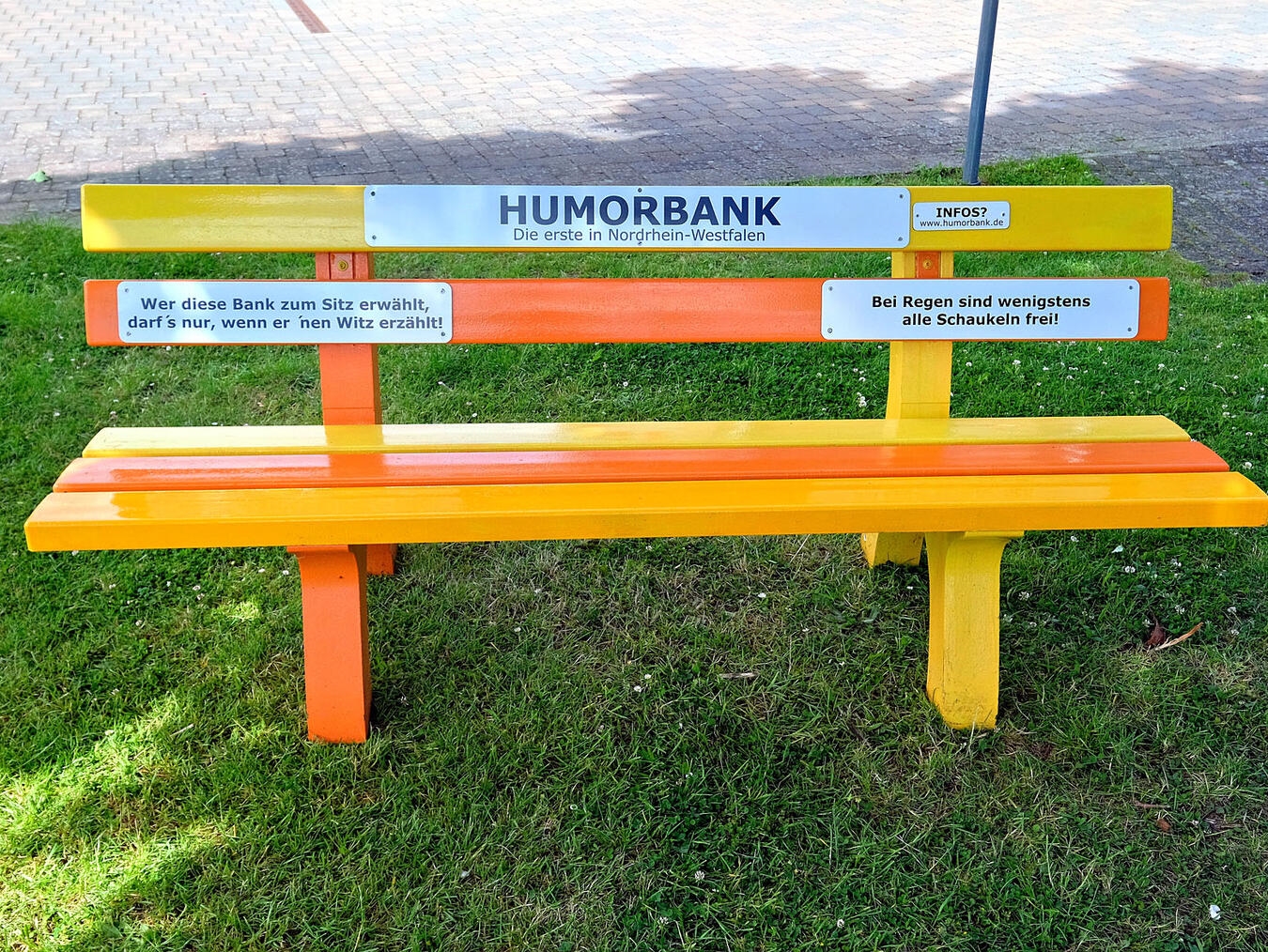 Neue Treffpunkte im Herzen von Till-Moyland "Erste Humorbank in NRW am Dorfplatz Till-Moyland, Sitzgelegenheit mit Lachgarantie"