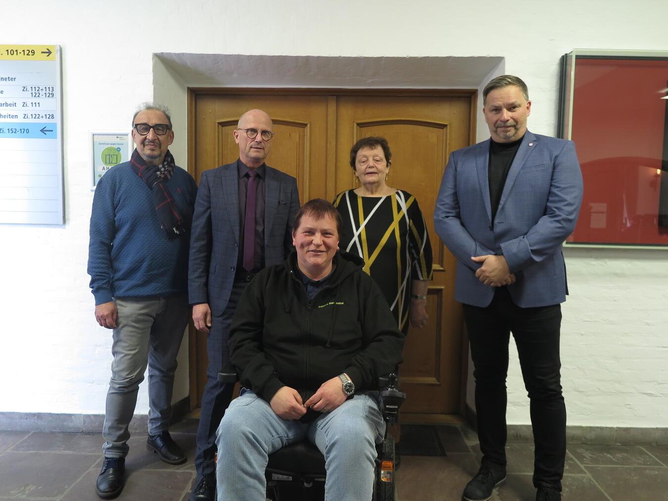 Die erste Sitzung der Seniorenvertretung: Mumin Özden, Bürgermeister Peter Hinze, Herma Matser und Markus Dahms (Beigeordneter, hinten v. l.) sowie Corina Grieger (vorne). Foto: Stadt Emmerich