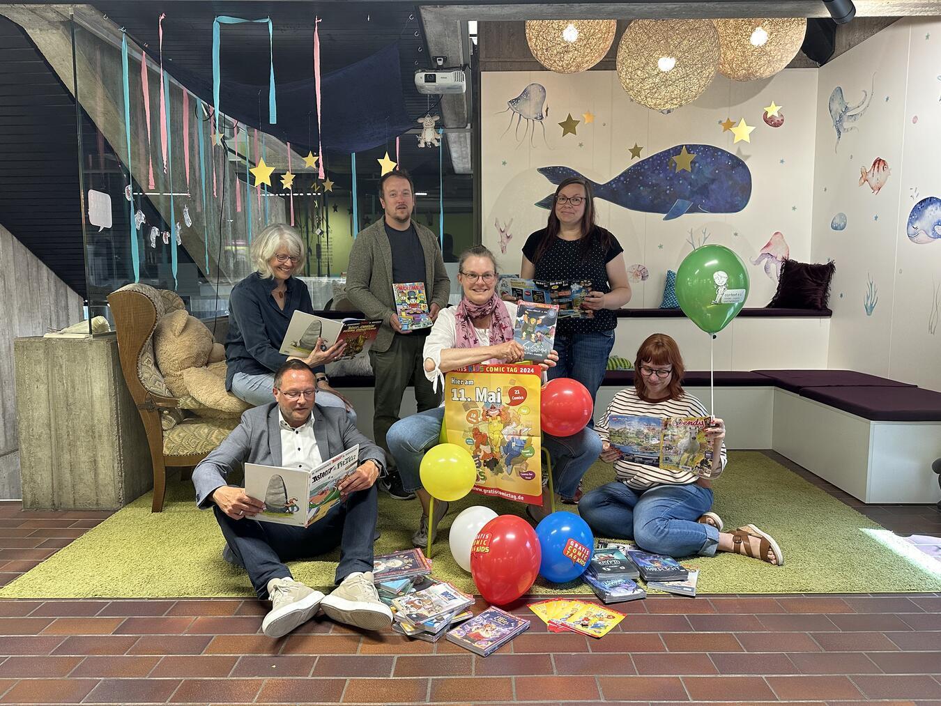 Die ersten Comics wurden unter anderem von Xantens Bürgermeister Thomas Görtz (unten links) schon einmal zur Probe gelesen. NN-Foto: SP