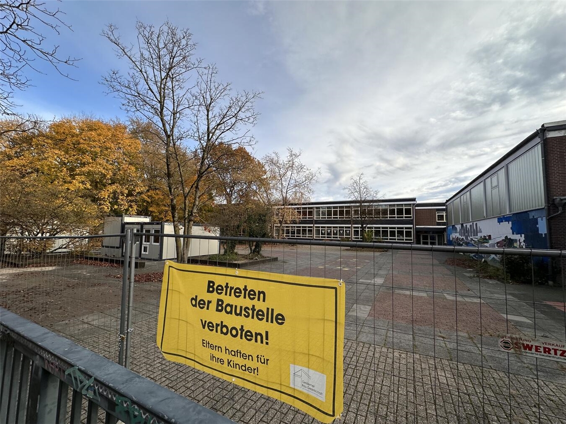 Die ersten Container des Abrissunternehmens stehen schon. In den kommenden Tagen beginnen die ersten Abrissarbeiten am FSG. Foto: Stadt Geldern/Terhorst