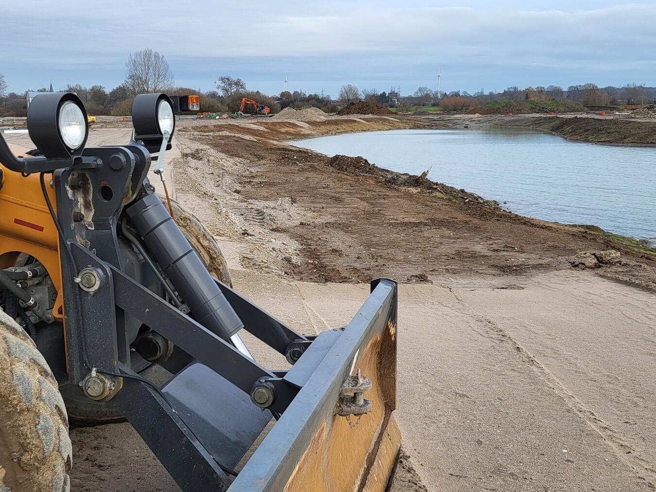 Die ersten Fundamentarbeiten zum Ferienressort in Rees haben bereits begonnen. NN-Foto: MB