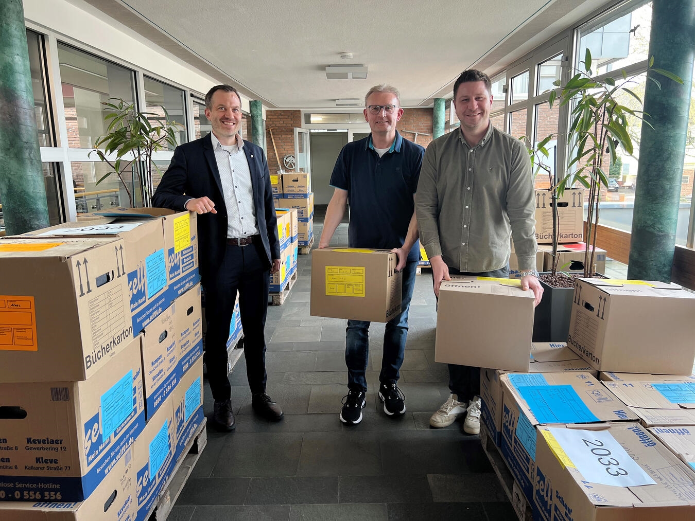 Die ersten Kisten sind gepackt: Bürgermeister Bernd Kuse (l.) und die Fachbereichsleiter Steffen Feltens (r.) und Markus Leuker informierten über die Umzugsmaßnahmen während der Bauphase des neuen Rathauses. NN-Foto: Andrea Kempkens