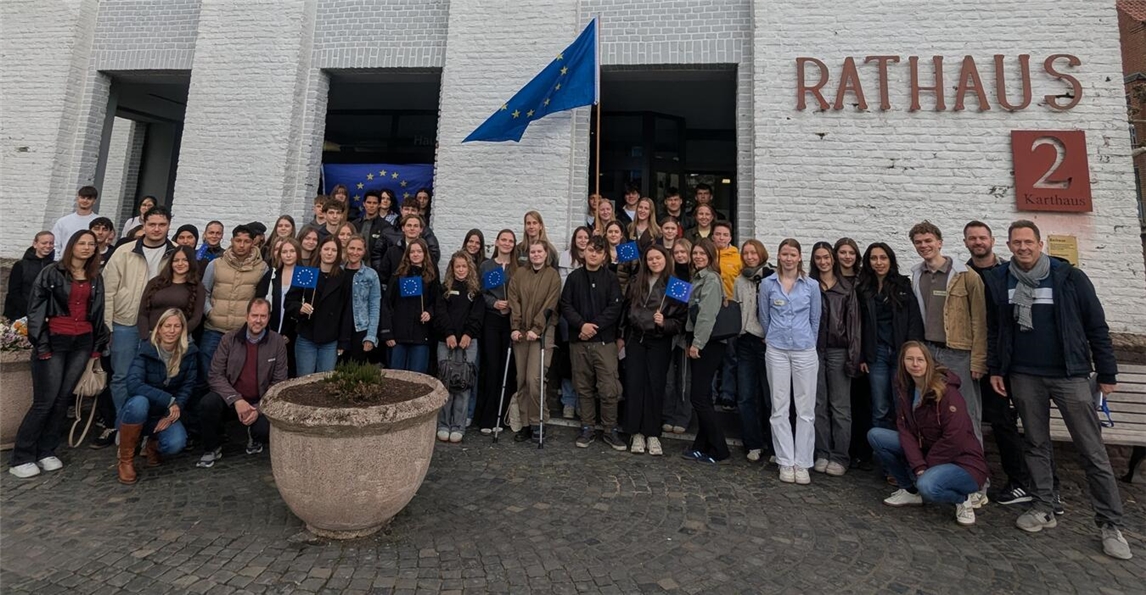 Die Europaschüler vor dem Xantener Rathaus. Foto: Stiftsgymnasium
