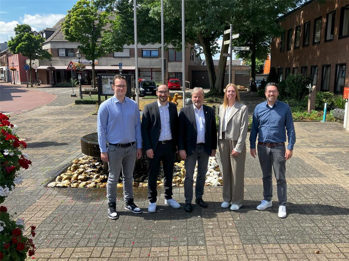 Die evety GmbH und die Gemeinde Uedem freuen sich auf die Zusammenarbeit (v.l.): Sebastian Okon, Klimaschutzbeauftragter der Gemeinde Uedem; Dr. Janos L. Breuer, Projektsteuerung evety GmbH; Rainer Weber, Bürgermeister der Gemeinde Uedem; Merle Dümeland-Schäfer, Projektleitung evety GmbH und Benedikt Koenen, Fachbereichsleitung Planen, Bauen und Umwelt der Gemeinde Uedem. Foto: Gemeinde Uedem