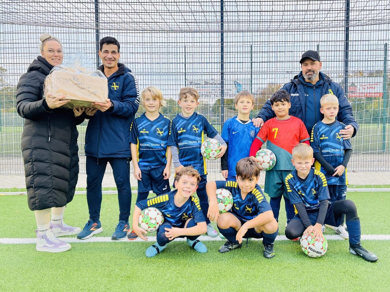 Die F1 des TSV Weeze mit ihren neuen Trikots und den Sponsoren. Foto: TSV Weeze