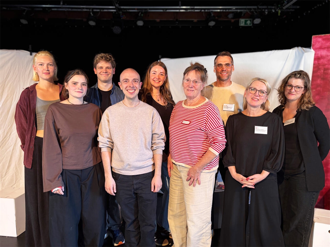 "Fachkräfte gegen sexualisierte Gewalt und Theater im Fluss-Ensemble bei Premiere im Kreis Kleve lächelnd"
