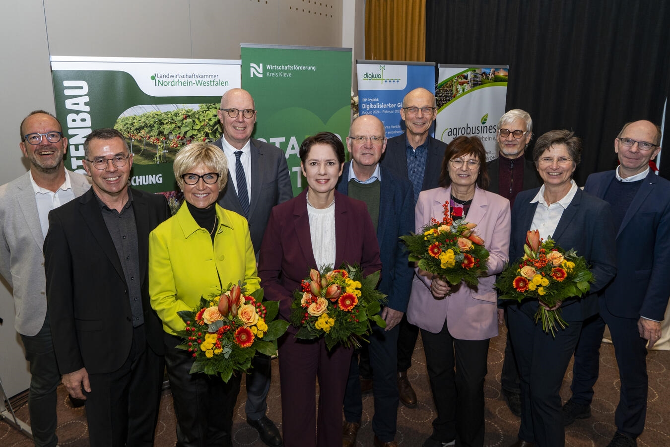Die „Fachtagung Gartenbau feierte Premiere in Geldern. Mit dabei waren (v.l.): John van Helden (Yookr B.V.), Peter Tiede-Arlt (Versuchszentrum Gartenbau Straelen), Eva Kähler-Theuerkauf (Präsidentin Zentralverband Gartenbau), Christoph Gerwers (Landrat Kreis Kleve), Silke Gorißen (Ministerin für Landwirtschaft und Verbraucherschutz NRW), Karl Werring (Präsident Landwirtschaftskammer NRW), Andrew Gallik (Leitung Versuchszentrum Gartenbau Straelen), Brigitte Jansen (Wirtschaftsförderin Kreis Kleve), Prof. Thomas Rath (Hochschule Osnabrück), Dr. Anke Schirocki (Agrobusiness Niederrhein) und Markus Baumgärtner (Versuchszentrum Gartenbau Straelen).Foto: Gerhard Seybert