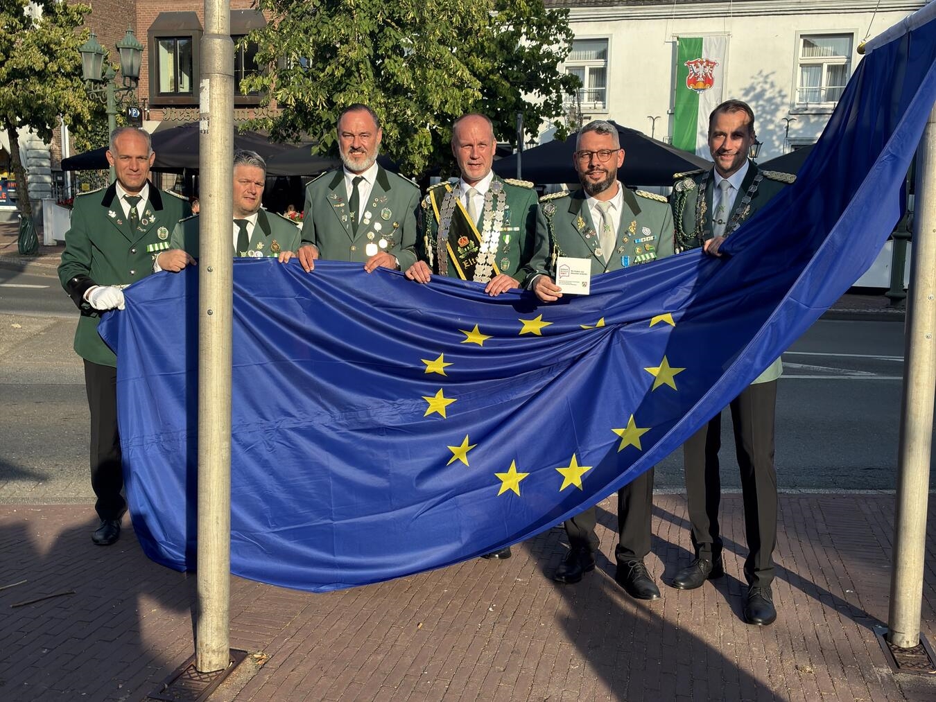 "Erneuerte Fahnenmasten auf dem Eltener Marktplatz dank Heimatscheck, Schützenverein unterstützt"