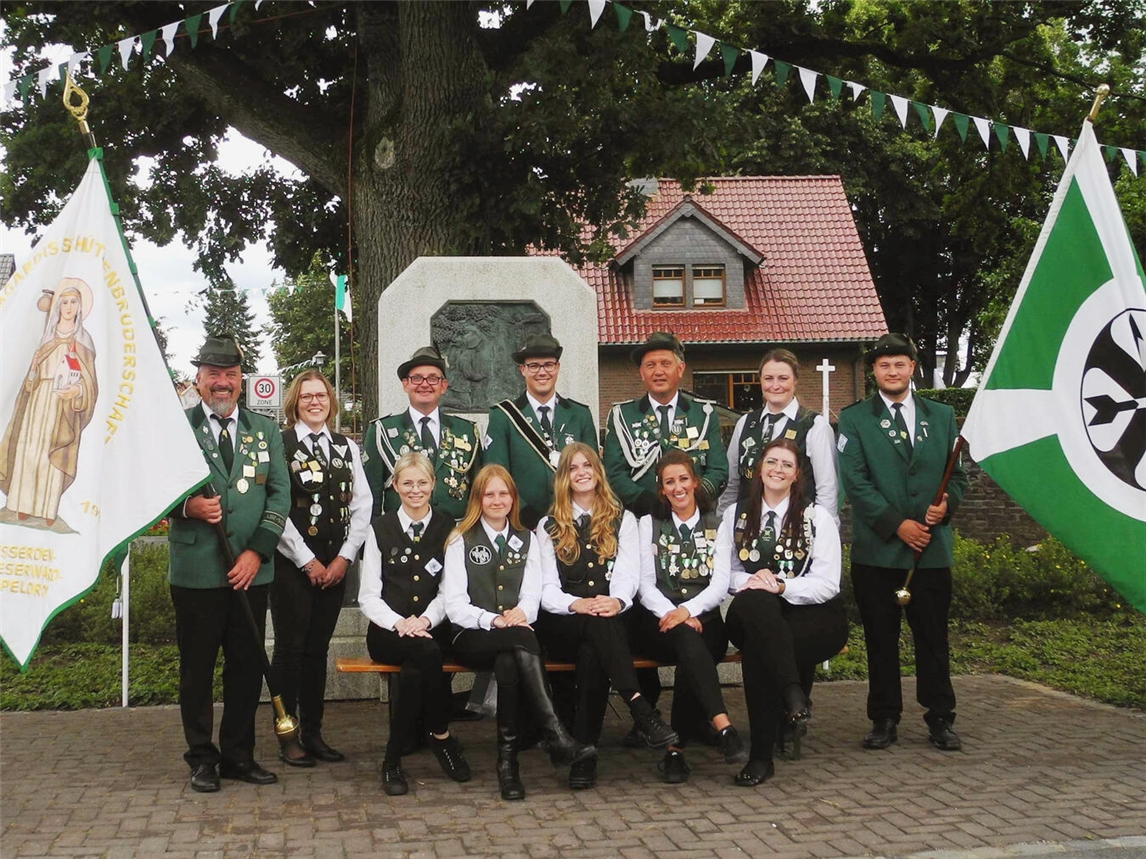 Fahnenschwenker der St.-Irmgardis-Schützenbruderschaft Esserden in traditioneller Uniform beim Schützenfest.