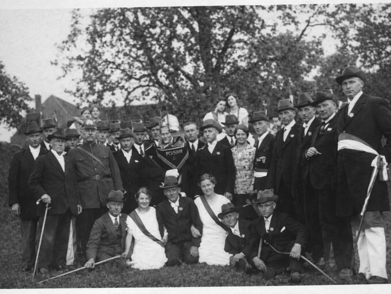 100 Jahre gelebte Tradition und Zusammenhalt im Verein "Historische Fahnenweihe 1926, Menschenmenge und Fahnen, Schwarz-Weiß-Foto"