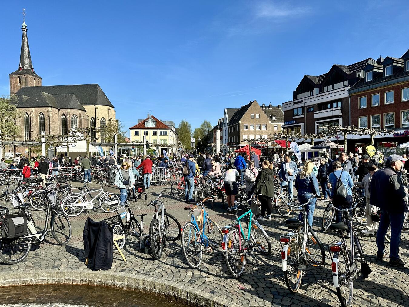 Fahrradbörse in der Gelderner Innenstadt Die Fahrradbörse zieht schon seit vielen Jahren viele Besucher in die Gelderner Innenstadt.Foto: Stadt Geldern/Terhorst