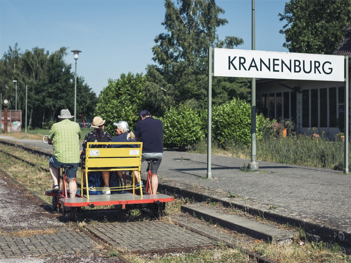 "Fahrraddraisine auf Schienen in Kranenburg, Naturerlebnis und Freizeitspaß"