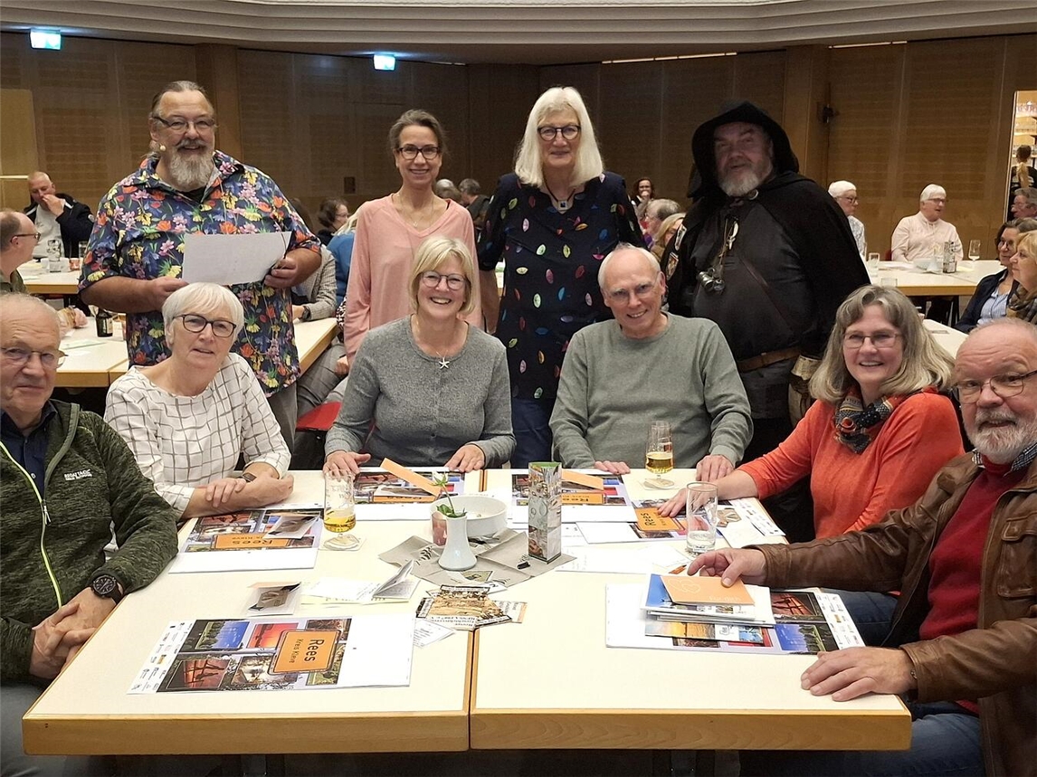 Die „Faktenchecker“, bestehend aus Karl und Hiltrud Hagedorn, Mechthild und Werner Franken sowie Gitti und Lothar Heck, belegten den ersten Platz beim Ressa-Quiz. Im Hintergrund: Moderator Stefan Hübner, die Punktezählerinnen Mirjam Terhorst und Renate Horstmann mit Nachtwächter Heinz Wellmann. Foto: Ressa/Michael Scholten